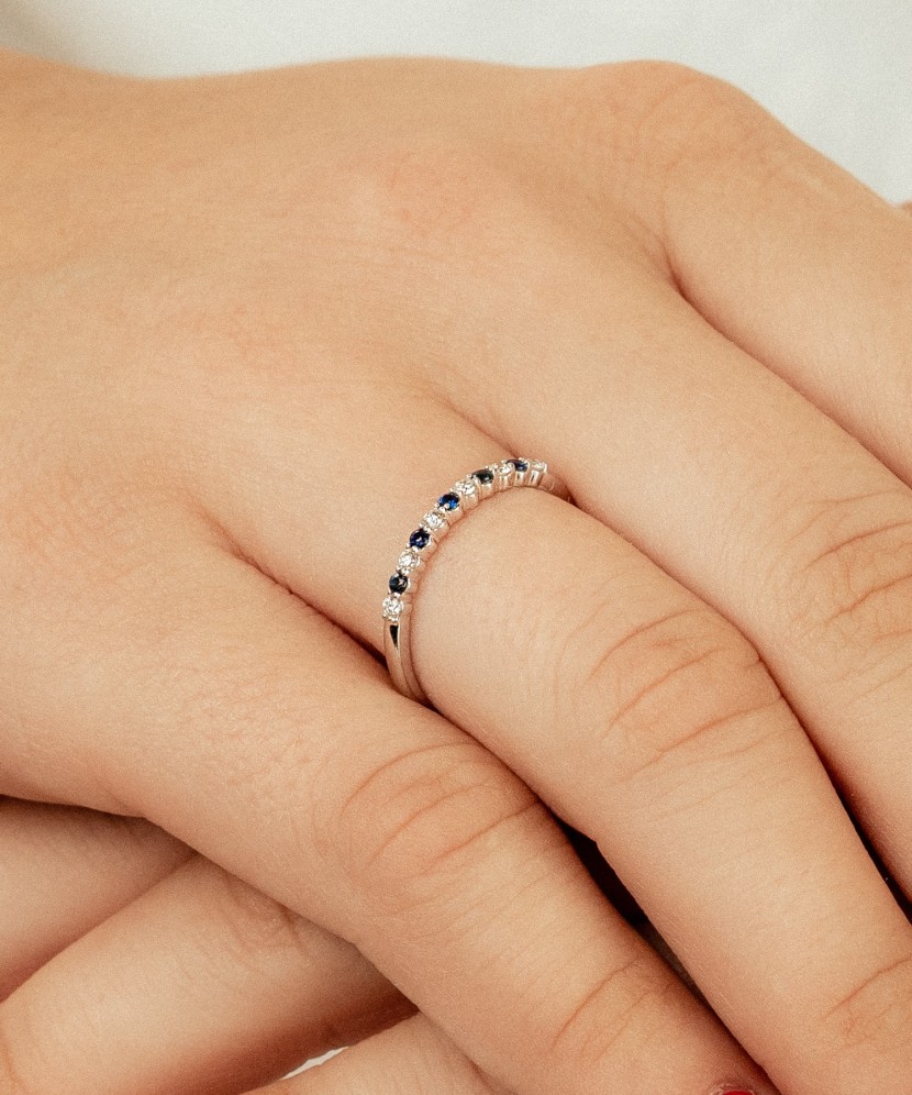 White gold ring with sapphire and diamonds