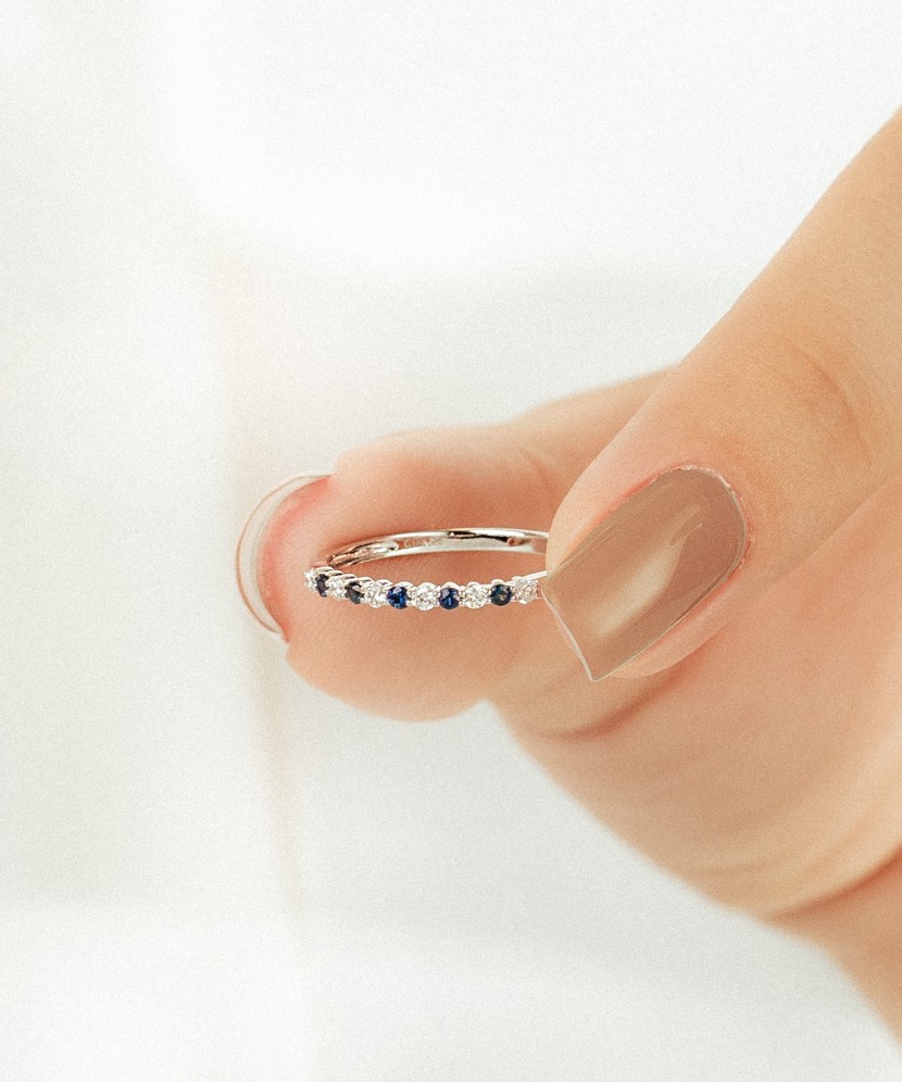 Valkokultasormus safiireilla ja timantteja