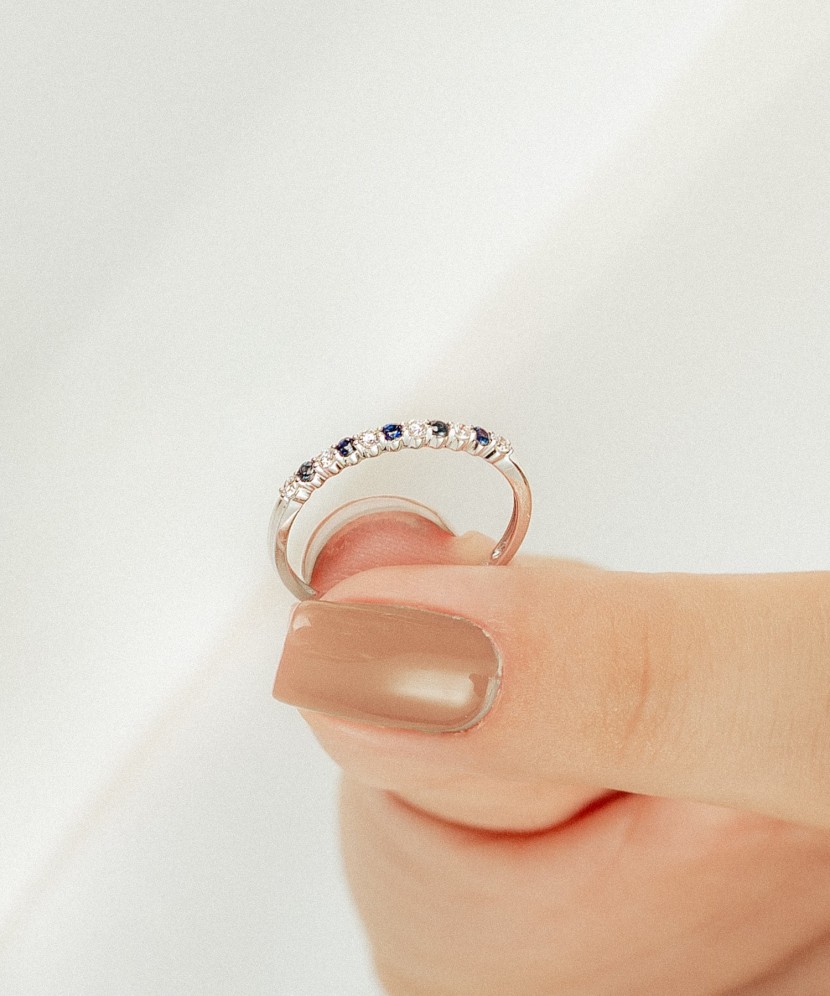 Valkokultasormus safiireilla ja timantteja