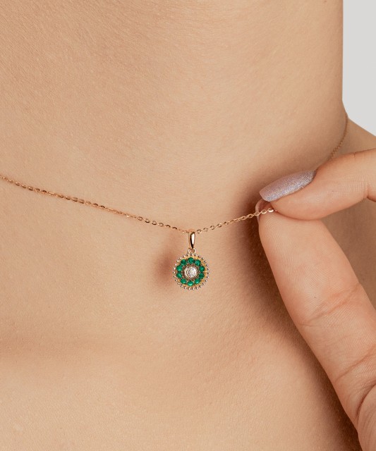 Yellow gold pendant with emeralds and diamonds