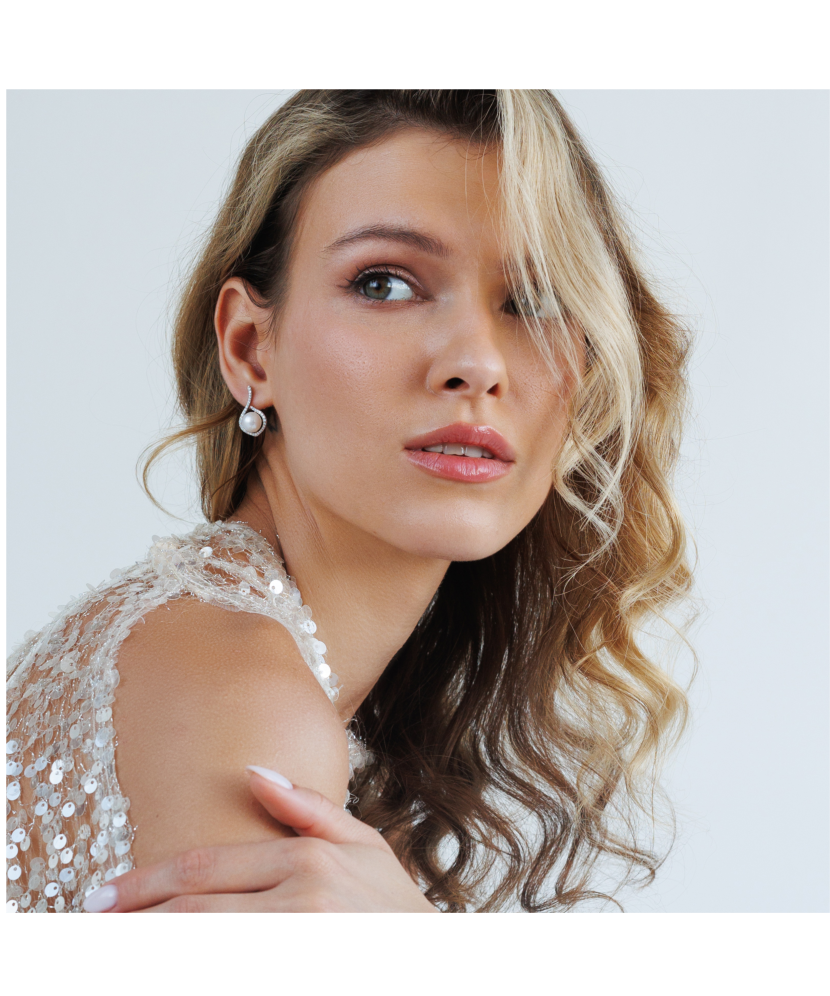 Hopeiset korvakorut helmillä ja zirkoneilla