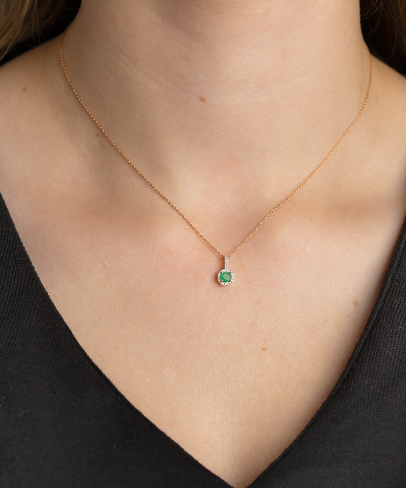 Yellow gold pendant with emerald and diamonds