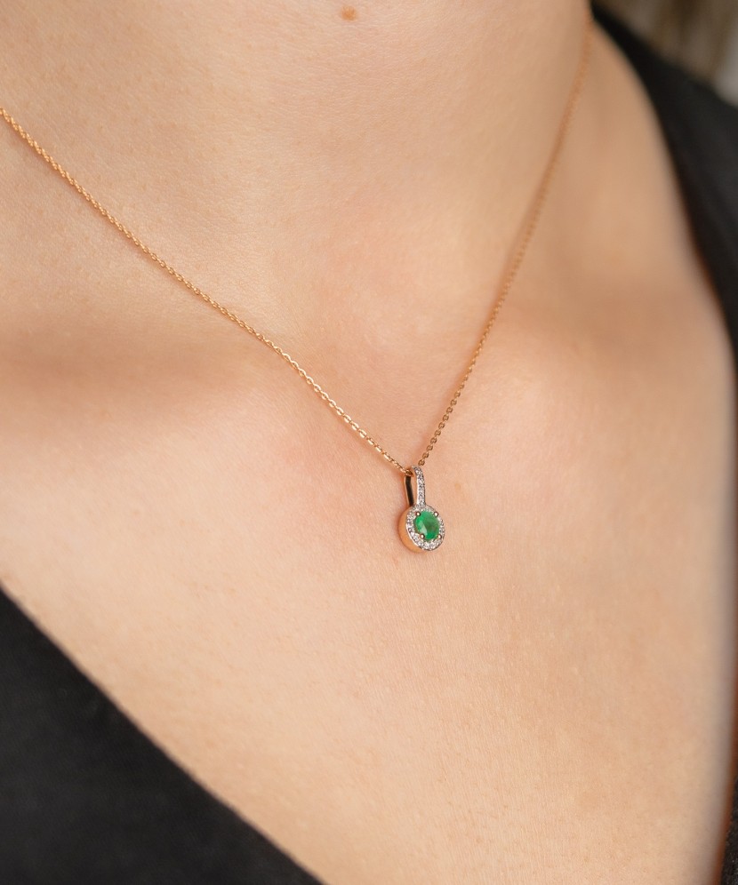 Yellow gold pendant with emerald and diamonds