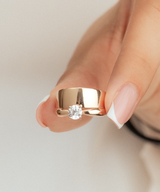 Gold ring with zirconium