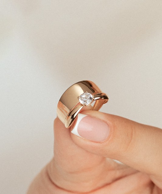 Gold ring with zirconium