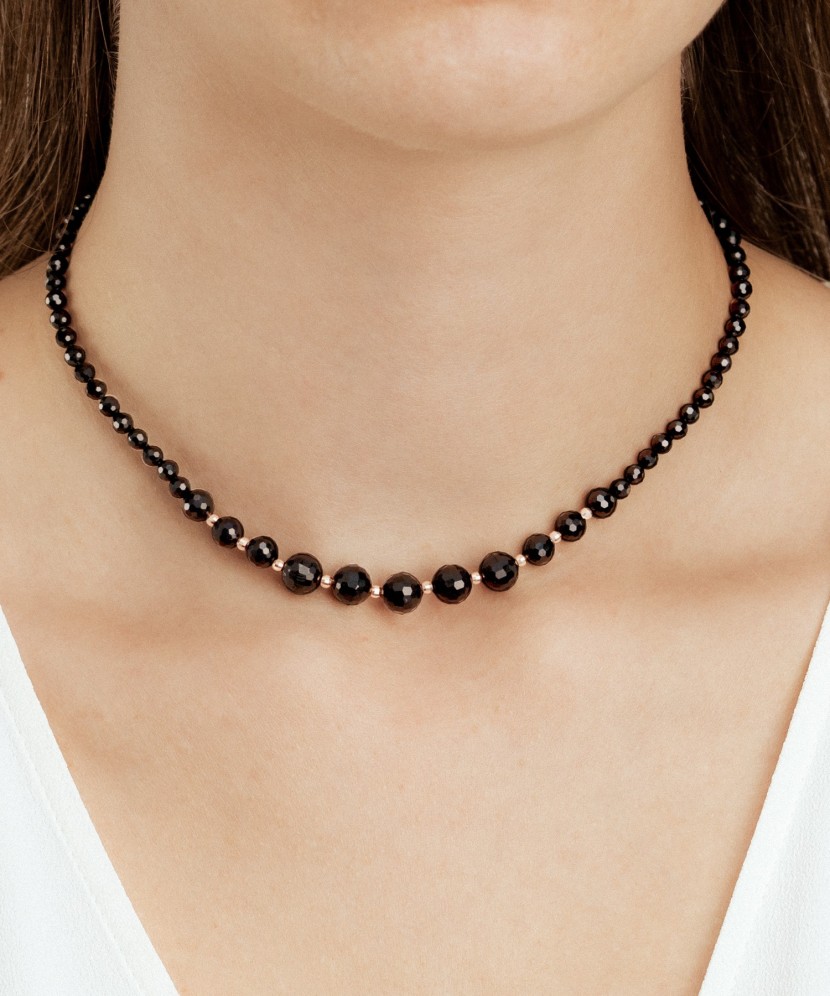 Necklace with onyx and gold