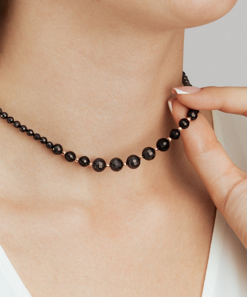 Necklace with onyx and gold