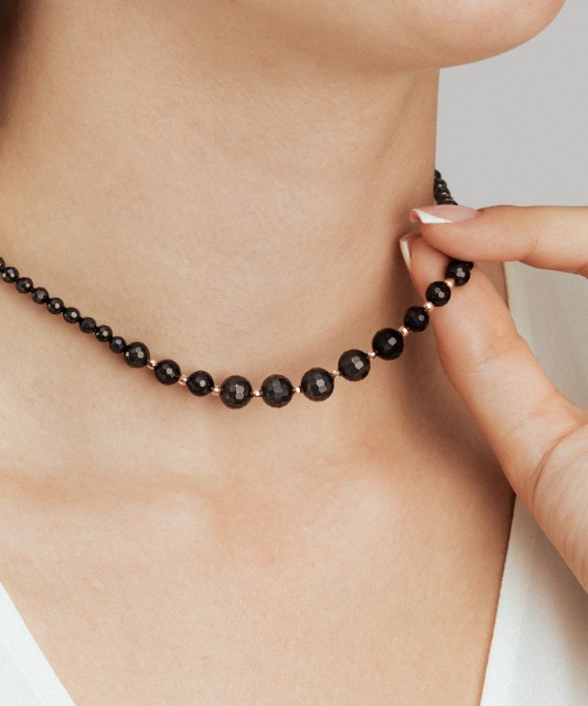 Necklace with onyx and gold