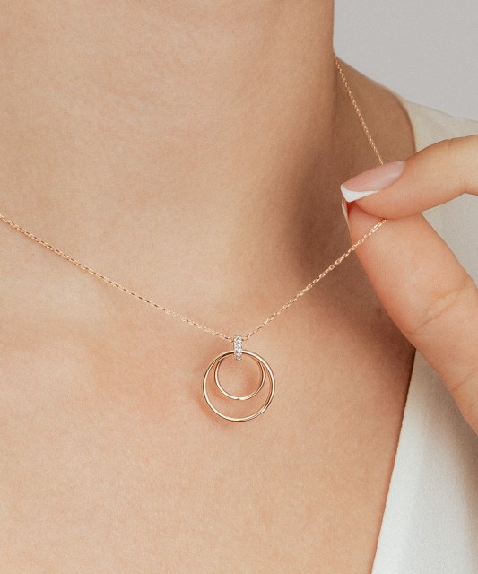 Gold chain with zirconium pendant