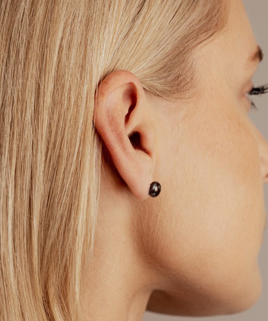 Gold earrings with natural pearls