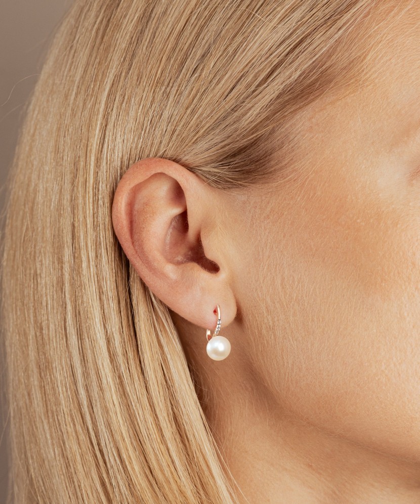 Gold earrings with pearls and zirconium