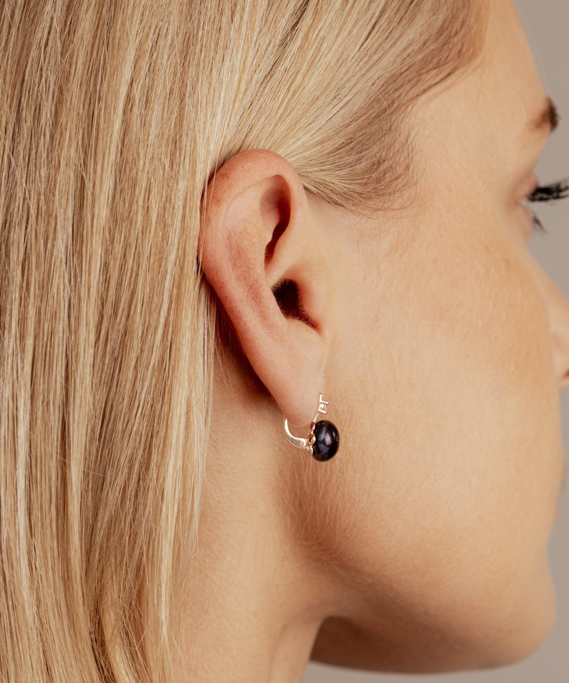 Kultaiset korvakorut helmillä ja zirkoneilla