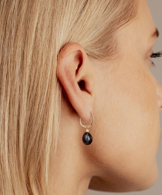 Kultaiset korvakorut helmillä ja zirkoneilla