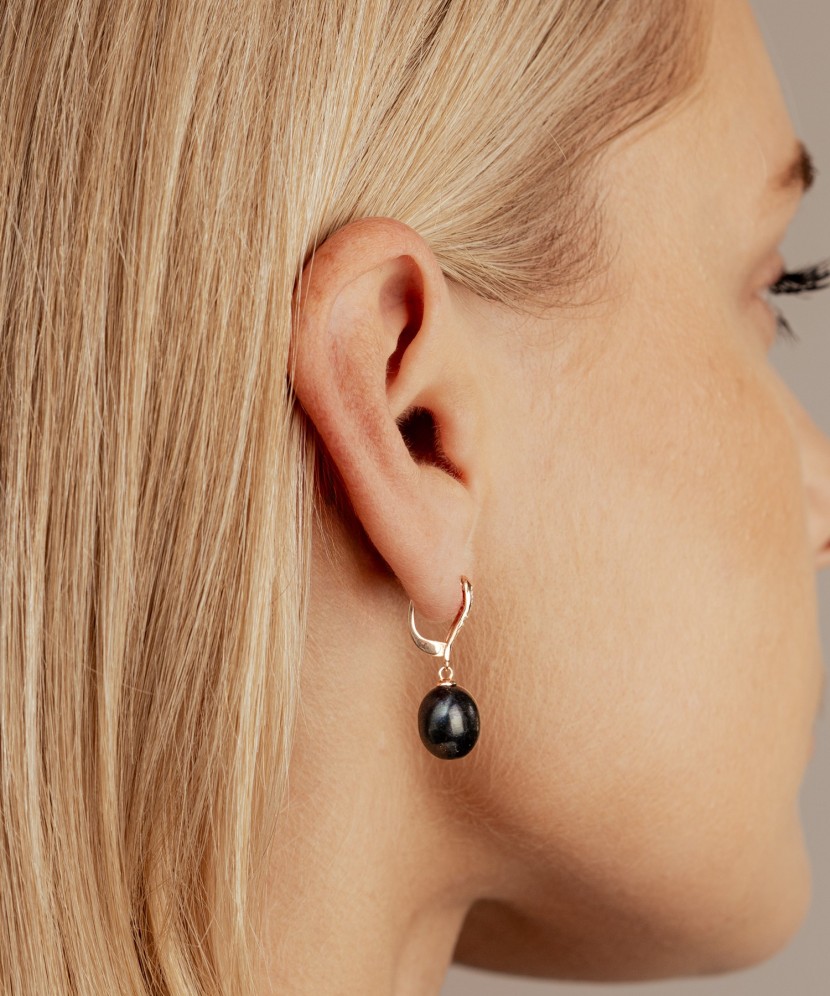 Gold earrings with pearls