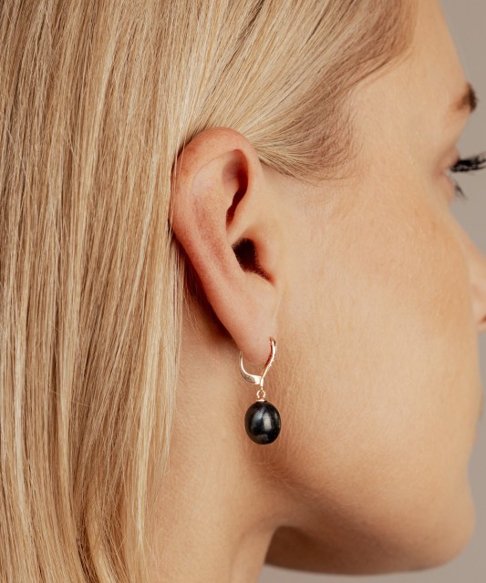 Kultaiset korvakorut helmillä