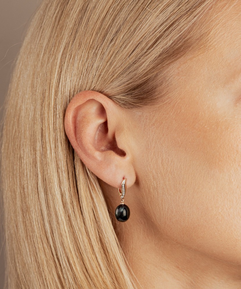 Gold earrings with pearls