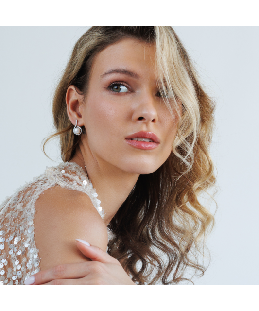 Hopeiset korvakorut helmillä ja zirkonia