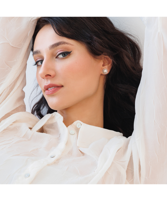 Hopeiset korvakorut helmillä ja zirkonia