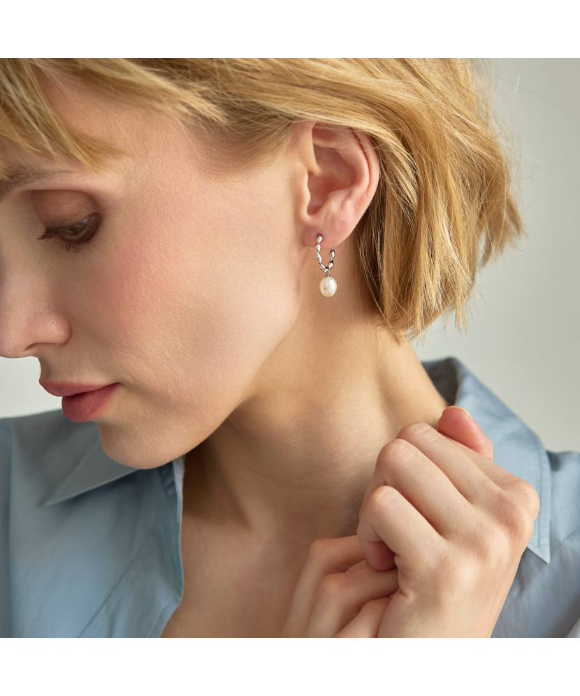 Hopeiset korvakorut helmillä