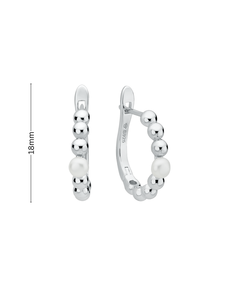 Hopeiset korvakorut helmillä