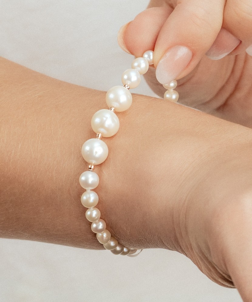 Helmi rannekoru kullan kanssa