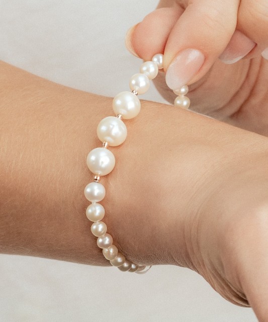 Pearl bracele twith gold