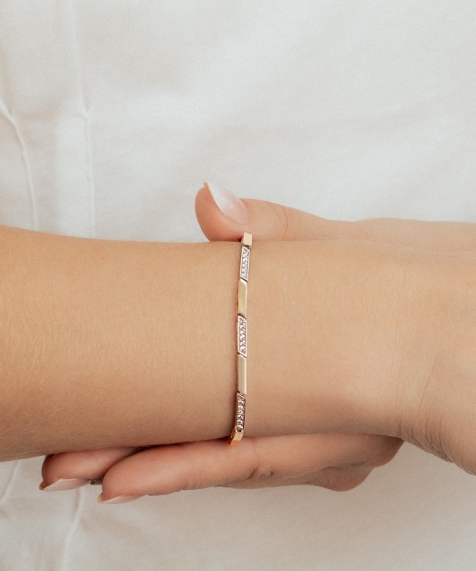 Hopeinen rannekoru zirkoneilla kullalla peitetty