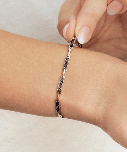 Hopeinen rannekoru zirkoneilla kullalla peitetty