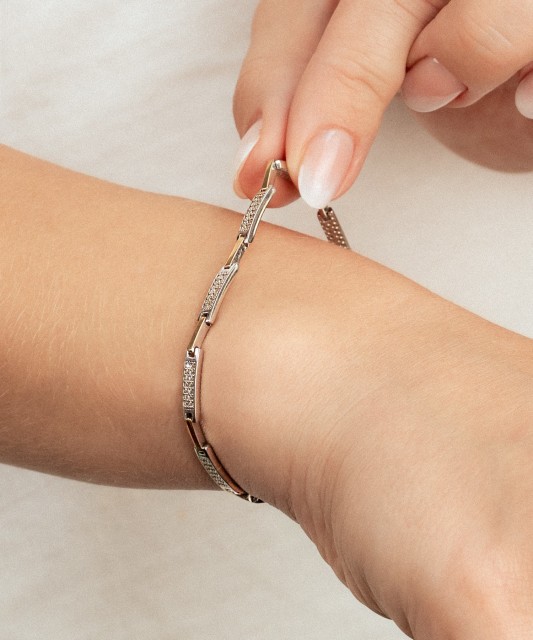 Hopeinen rannekoru zirkoneilla kullalla peitetty