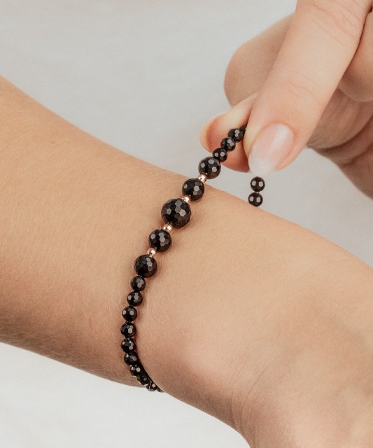 Rannekoru oniksilla ja kullalla