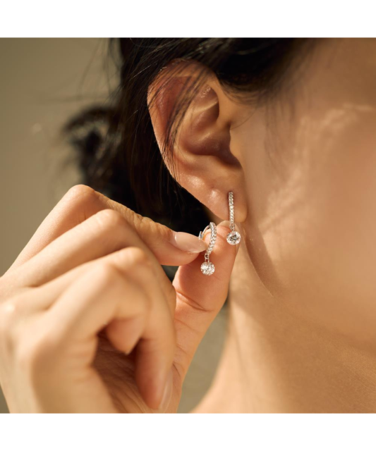 Hopeiset korvakorut zirkoneilla