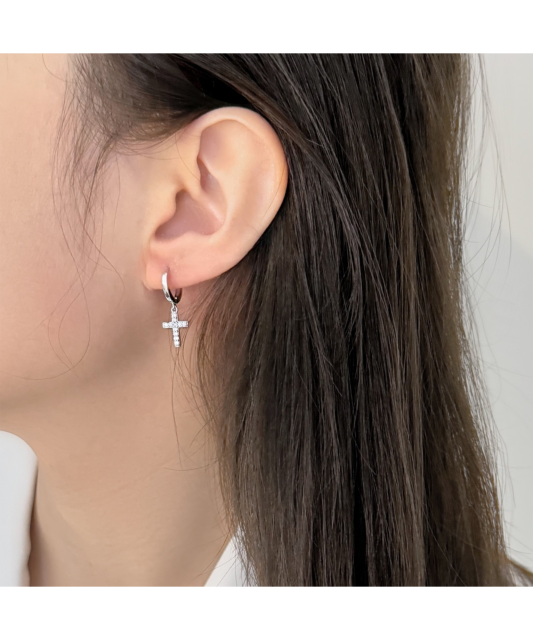 Hopeiset korvakorut zirkoneilla "Ristit"
