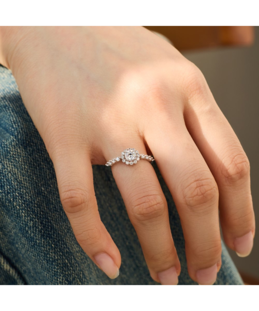 Sterling silver ring with zircons