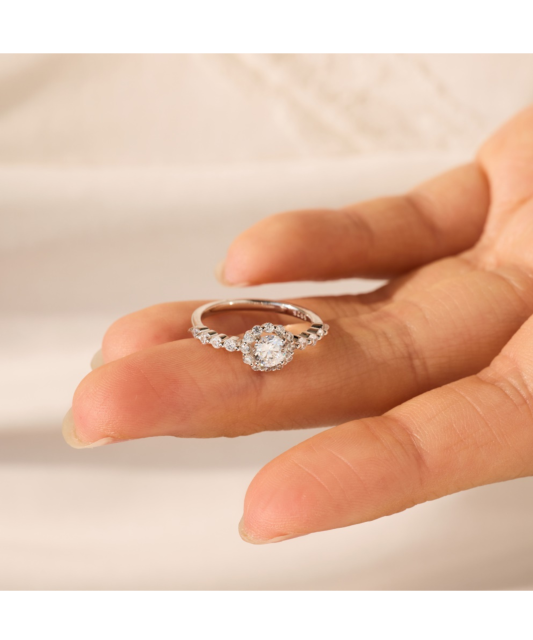 Sterling silver ring with zircons