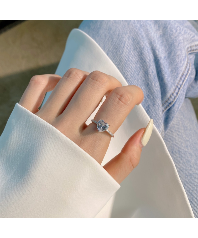 Sterling silver ring with zircons