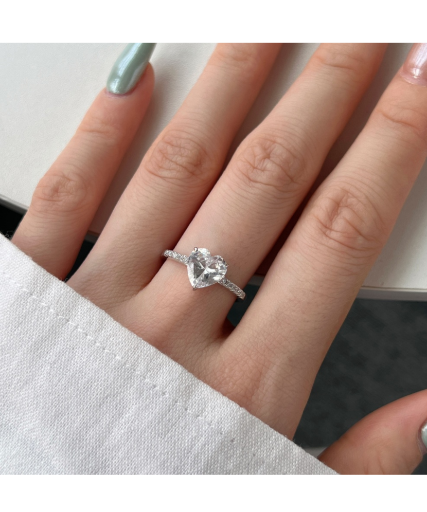 Sterling silver ring with zircons