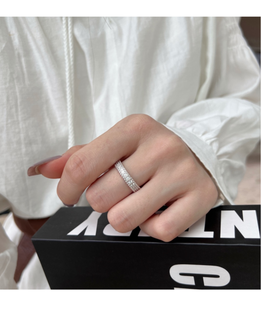 Hopeasormus zirkoneilla