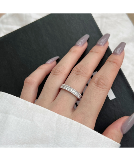 Sterling silver ring with zircons