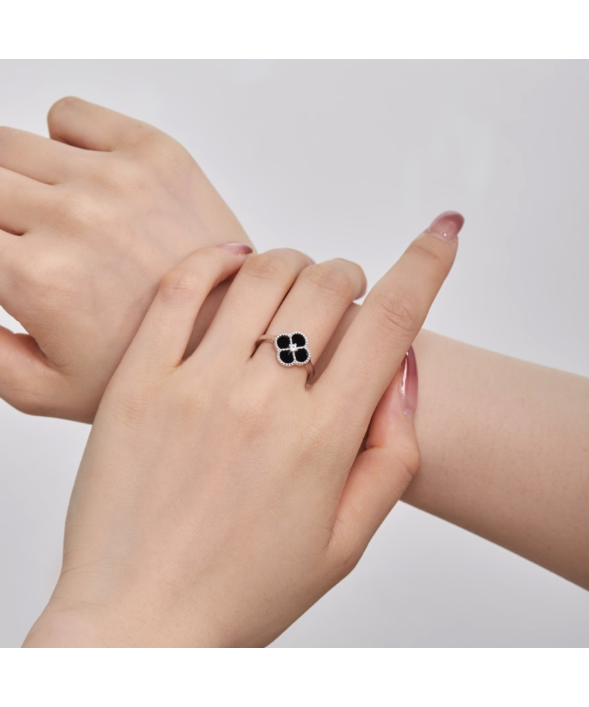 Hopeasormus onyxilla ja zirkoneilla