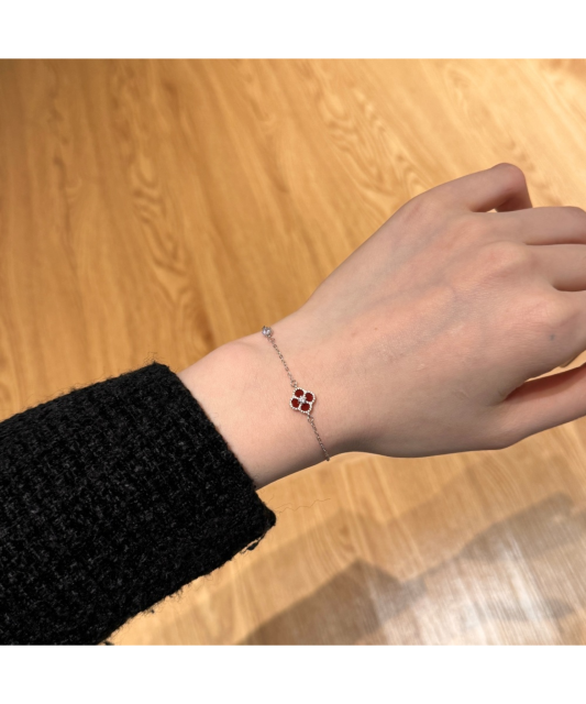 Hopeinen rannekoru zirkoneilla ja helmiäisellä