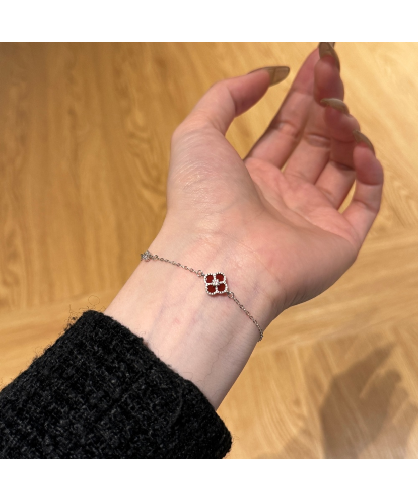 Hopeinen rannekoru zirkoneilla ja helmiäisellä