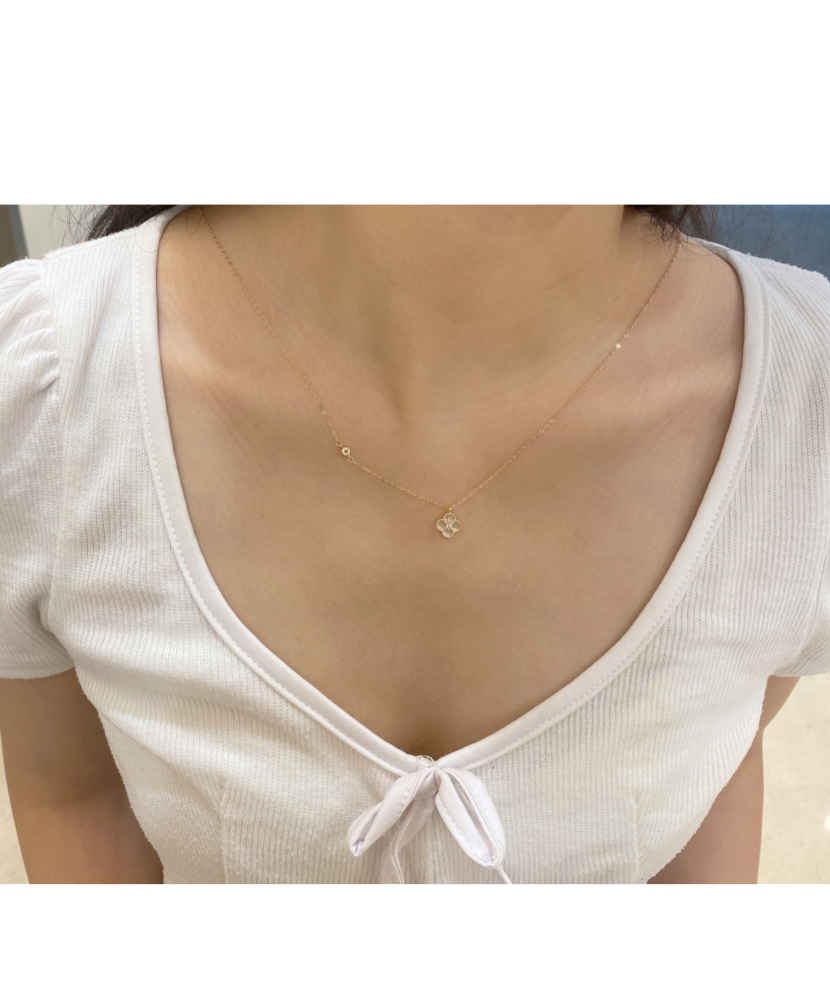 Kullattu hopeinen ketju helmiäis- ja zirkoniriipuksella