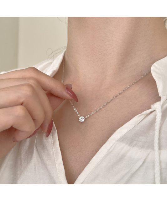 Sterling silver chain with zirconium pendant