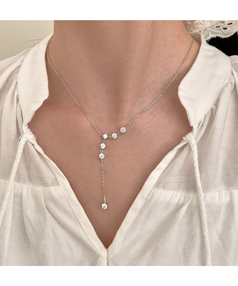 Hopeinen ketju zirkoniriipuksella