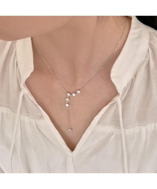 Hopeinen ketju zirkoniriipuksella