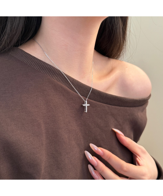 Sterling silver chain with zirconium pendant