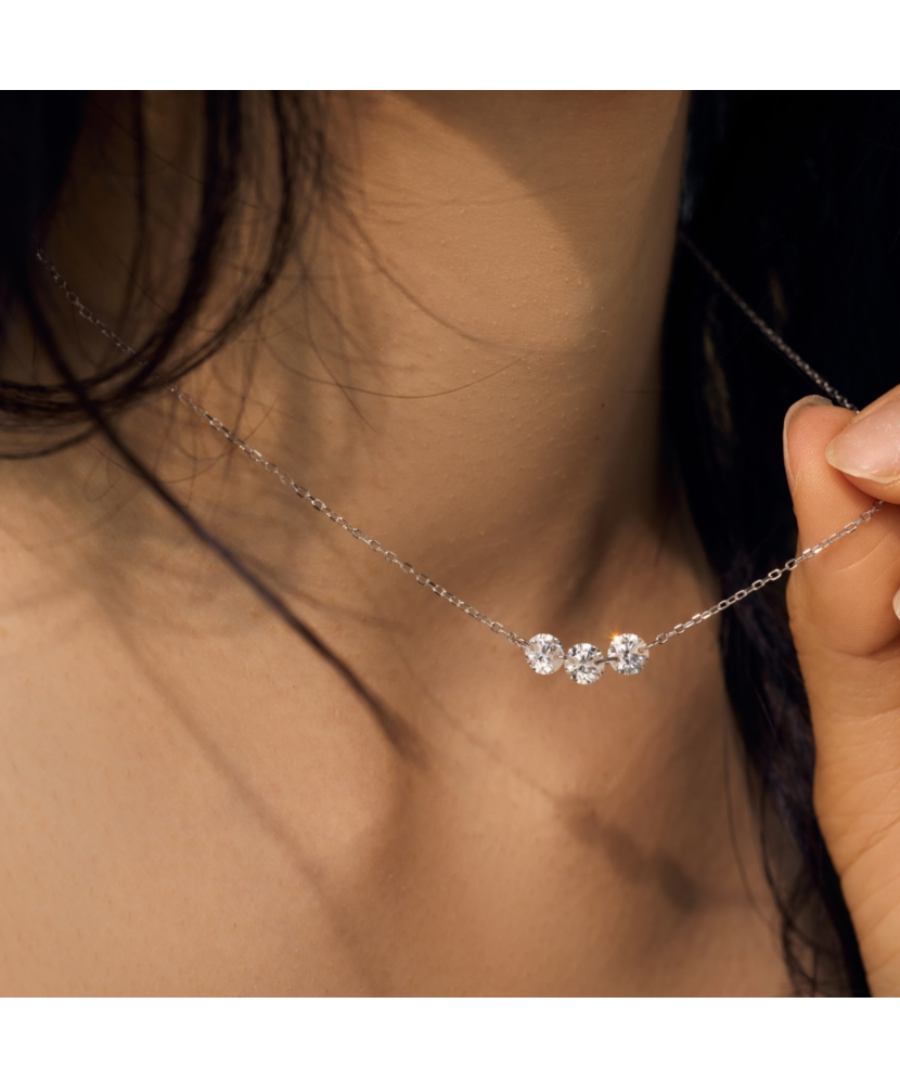 Hopeinen ketju zirkoniriipuksella