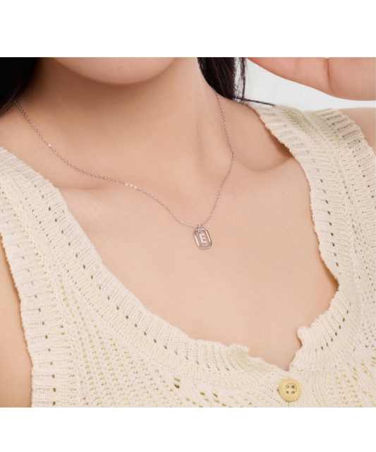 Hopeinen ketju zirkoniriipuksella "Kirjain E"