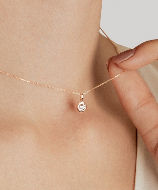 Gold pendant with diamond