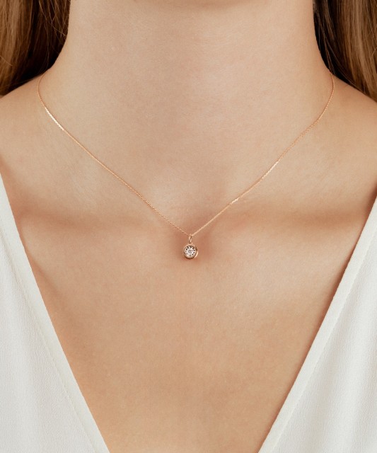 Gold pendant with diamond